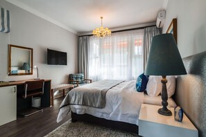 Vergelegen Room | In-room safe, desk, free WiFi, bed sheets - Waterstone Lodge (Cape Town)