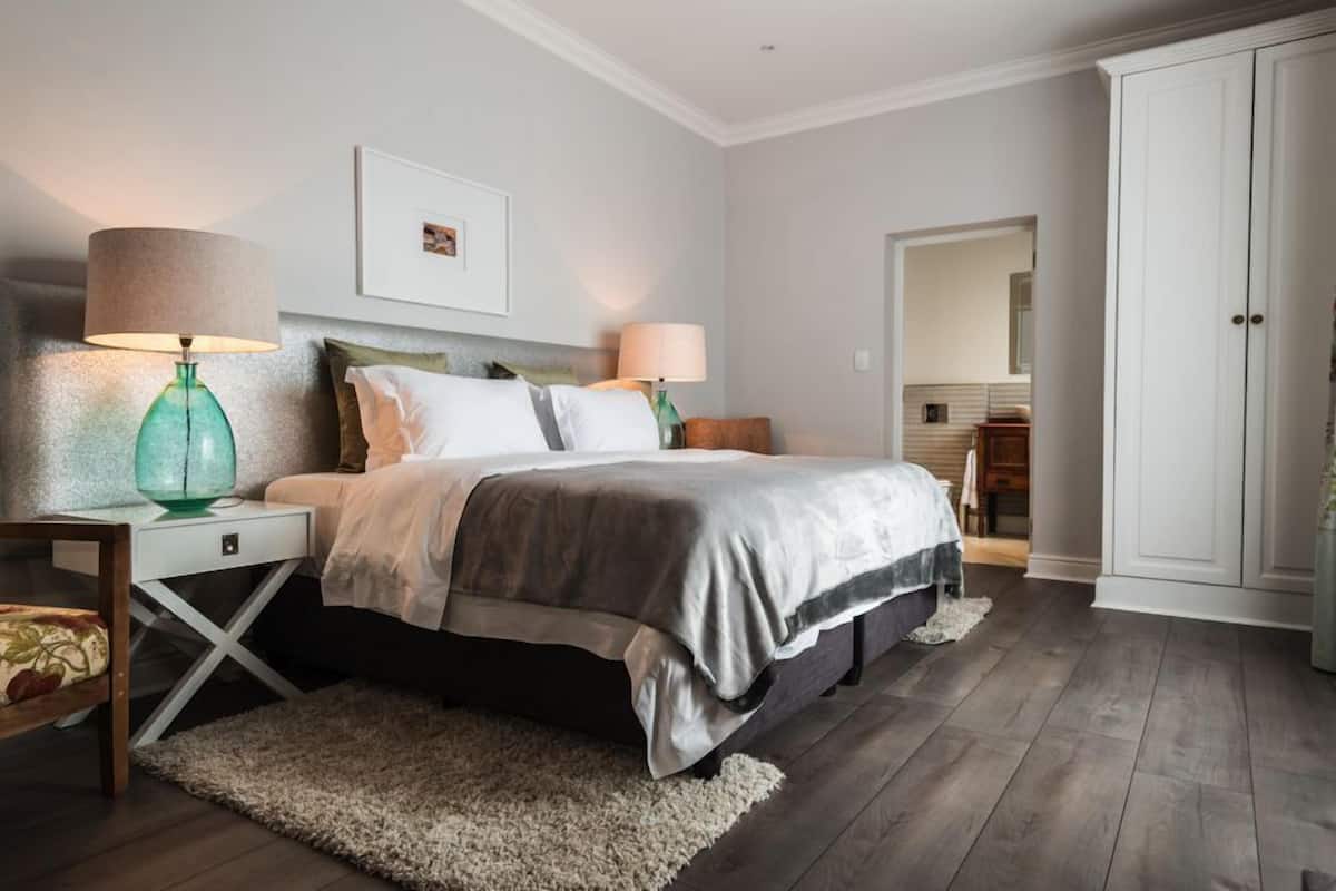Pool Room | In-room safe, desk, free WiFi, bed sheets