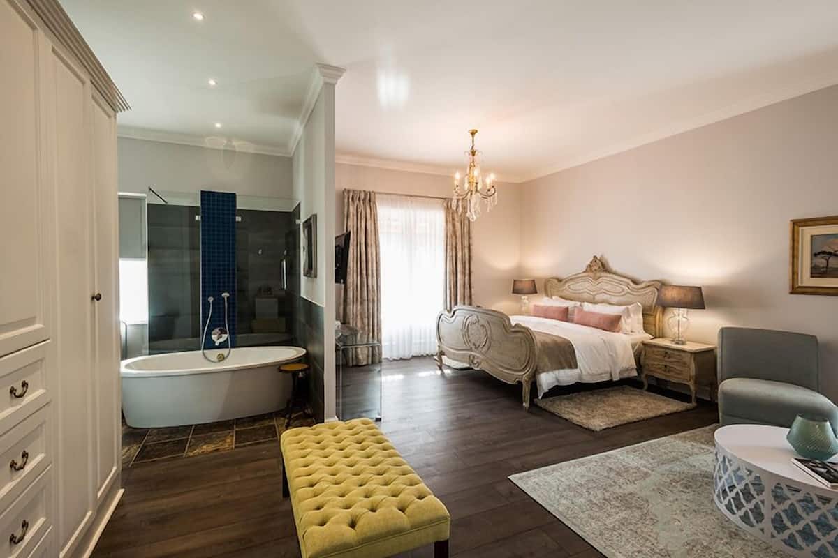 Waterstone Suite | In-room safe, desk, free WiFi, bed sheets