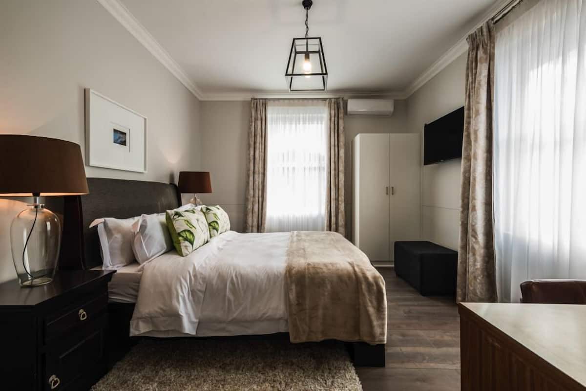 Boland Room | In-room safe, desk, free WiFi, bed sheets