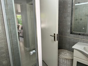 Chambre double pour 1 personne (Lemon Tree Cottage) | Salle de bain | Baignoire profonde, douche cascade, séchoir à cheveux, peignoirs