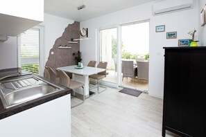 In-room dining - Apartments Mistral (Bol)