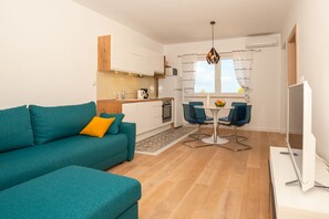Appartement Deluxe, 2 chambres, balcon, vue mer | Coin séjour | Télévision à écran plat