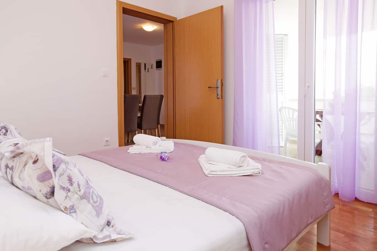 Appartement Confort, 2 chambres | 1 chambre, bureau, rideaux d’obscurcissement, accès au Wi-Fi (inclus)