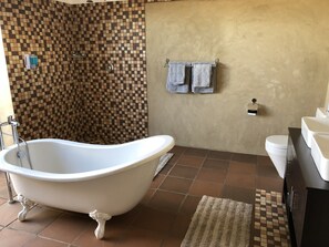House | Bathroom | Towels, soap, shampoo, toilet paper - Daberas Guest Farm (Kai !Garib)