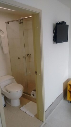 Ducha, artículos de tocador gratuitos, toallas