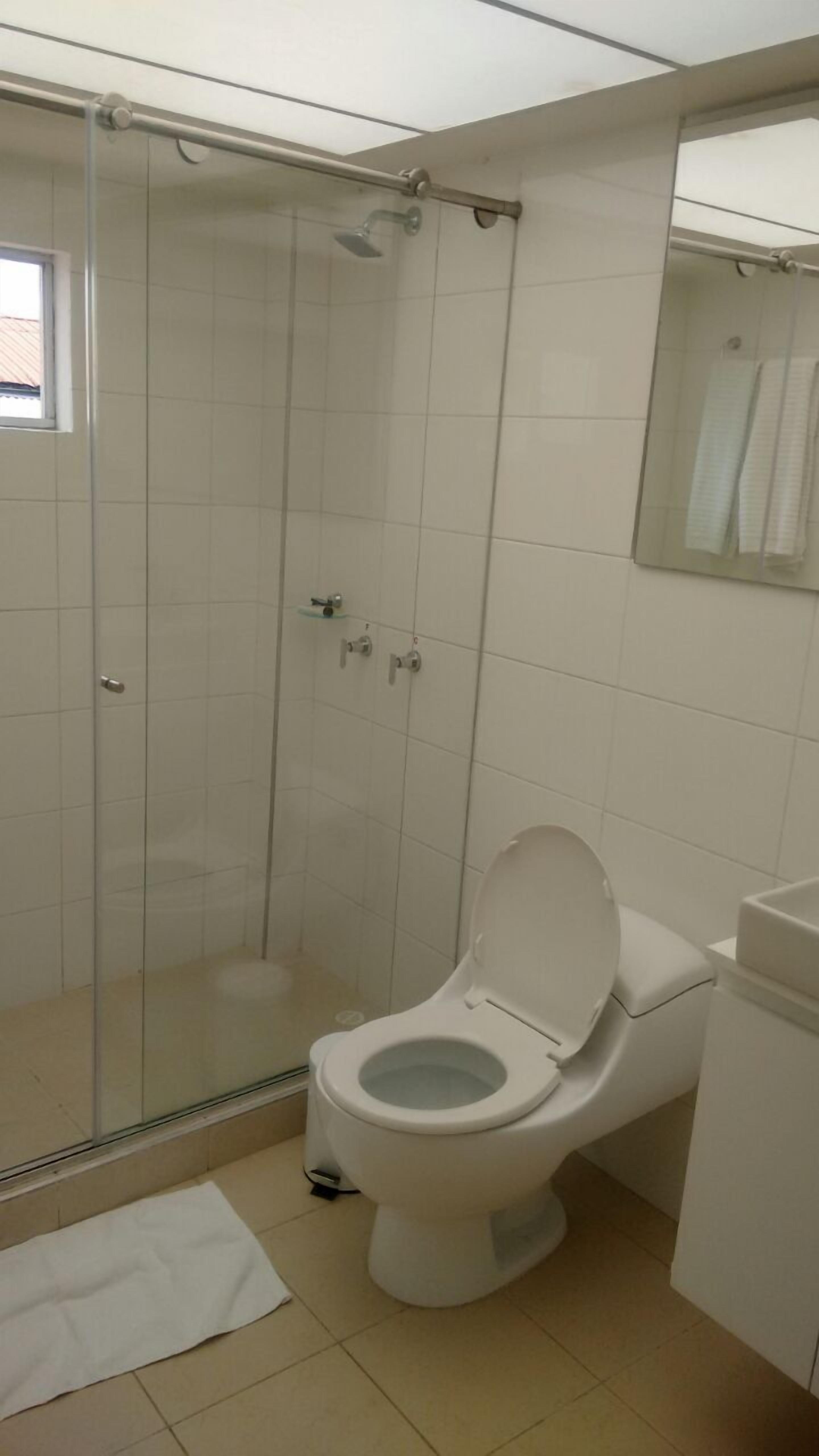 Ducha, artículos de tocador gratuitos, toallas