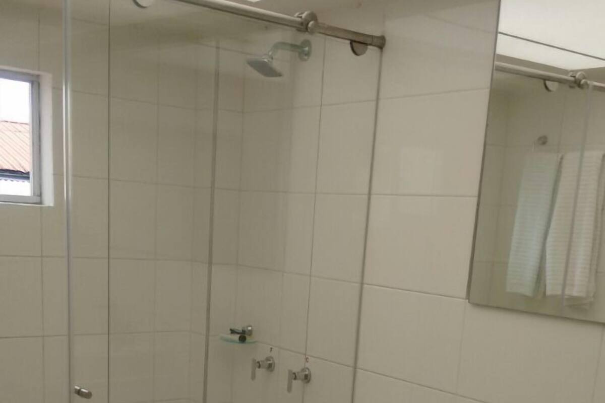 Ducha, artículos de tocador gratuitos, toallas