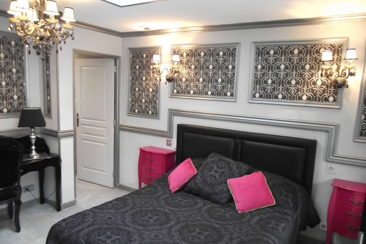 Une chambre à coucher avec un grand lit, un bureau, une chaise et une commode.