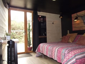 Design tweepersoonskamer, 1 queensize bed, niet-roken, uitzicht op de binnenplaats (2 persons) | Luxe beddengoed, individueel gedecoreerd, individueel gemeubileerd