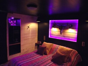Kamar Double Desain, 1 Tempat Tidur Queen, Bebas Asap Rokok, pemandangan halaman (2 persons) | Seprai premium dan didekorasi berbeda-beda