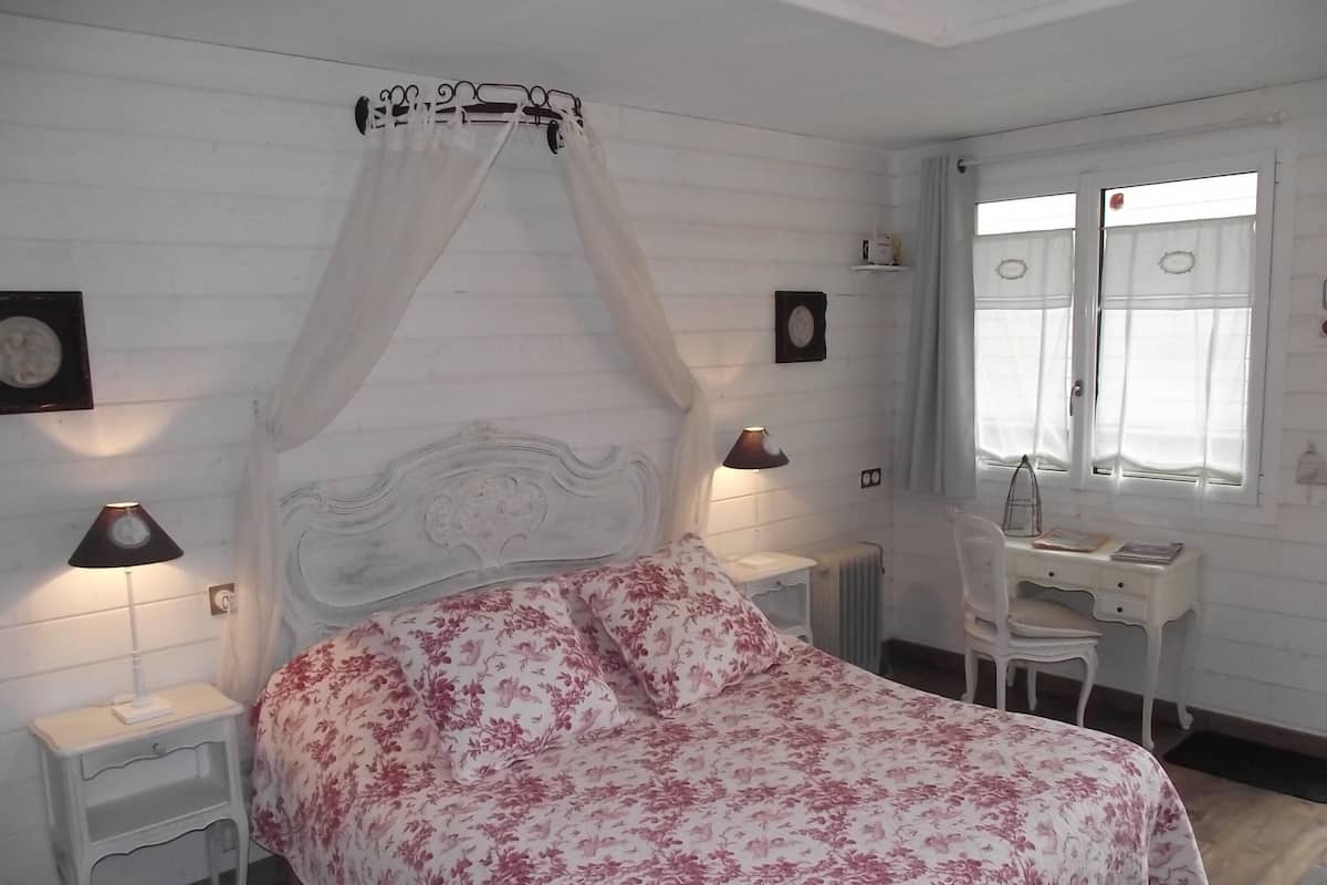 Une chambre à coucher avec un lit, un bureau et une chaise.