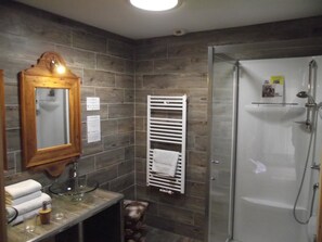 Shower, free toiletries, towels