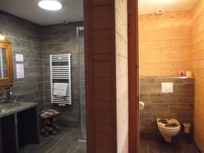 Triple Room (1 person) | Bilik Mandi | Pancuran mandi, kelengkapan dandanan diri percuma, tuala disediakan 