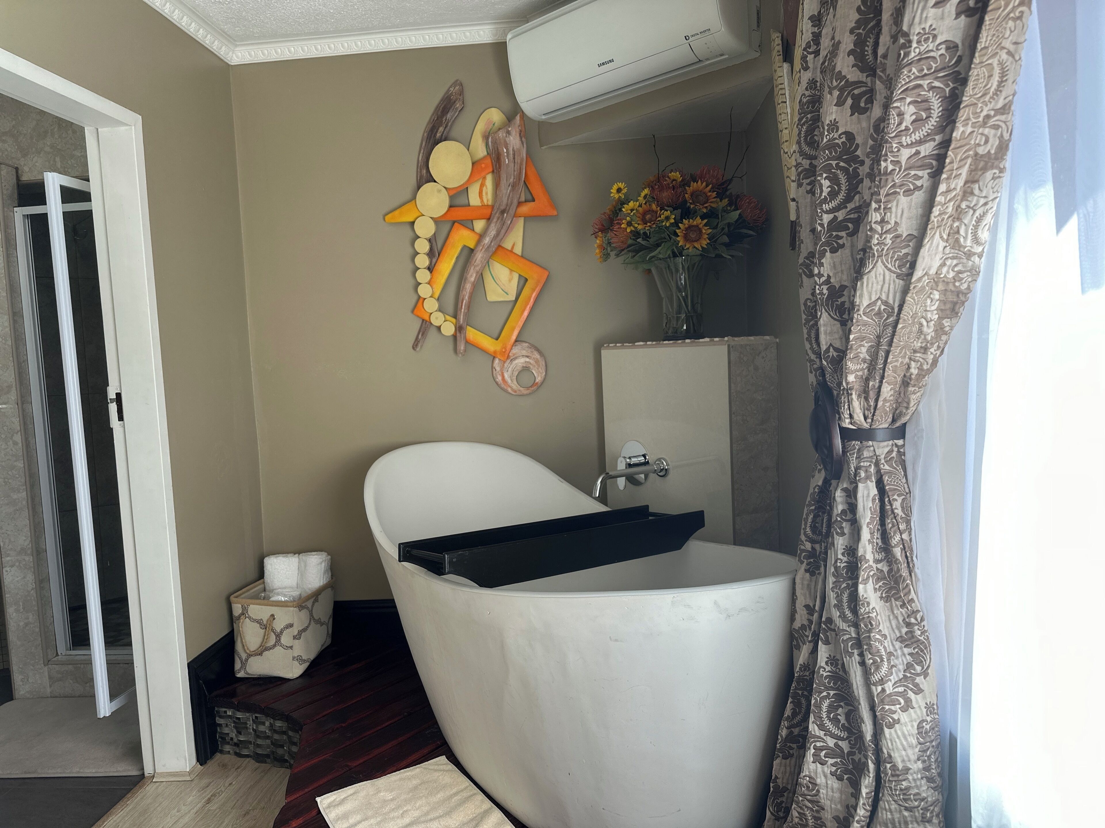 Un baño con inodoro, lavamanos, mueble y un adorno en la pared.