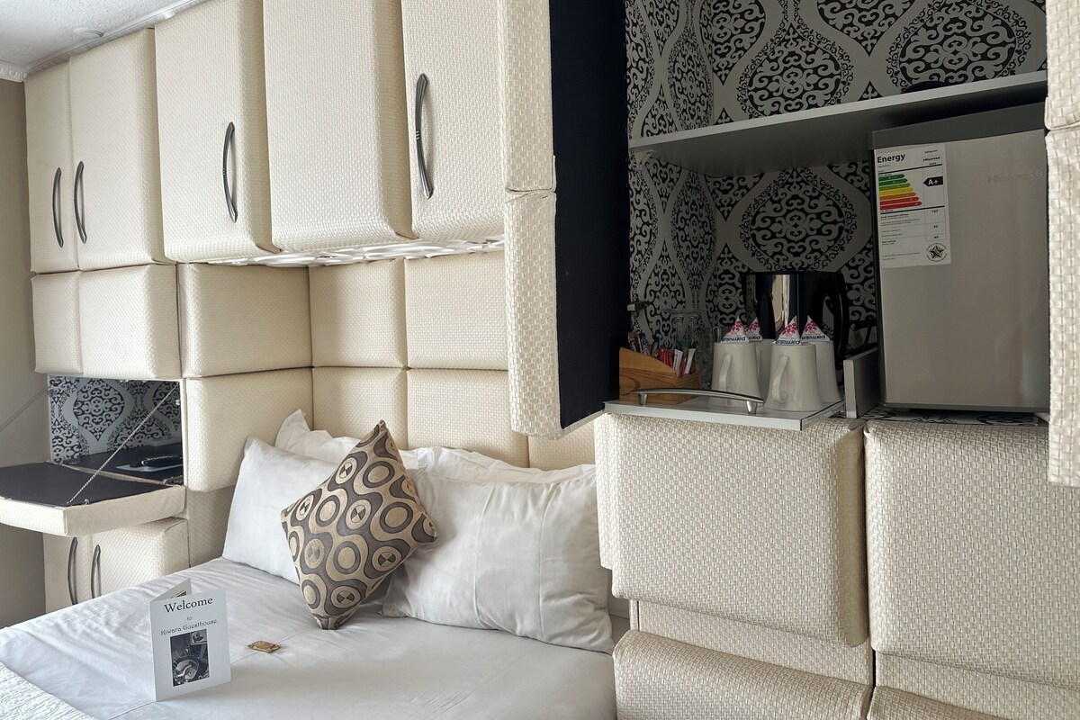 Petite Comfort | Ropa de cama hipoalergénica, minibar con artículos gratuitos, escritorio
