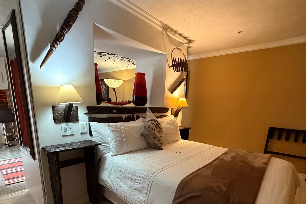 African Sunset | Ropa de cama hipoalergénica, minibar con artículos gratuitos, escritorio