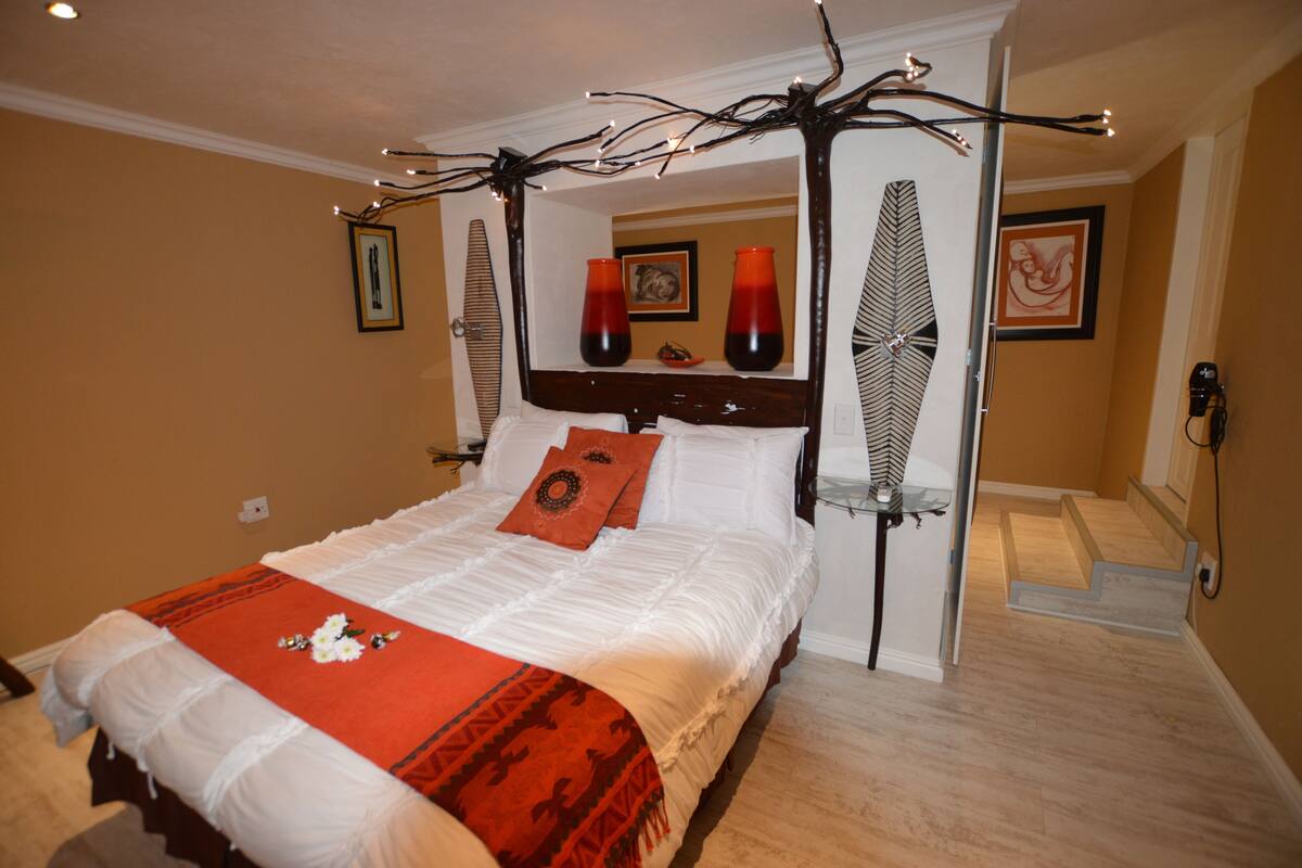 African Sunset | Ropa de cama hipoalergénica, minibar con artículos gratuitos, escritorio