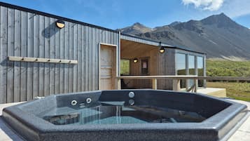 Bañera de hidromasaje al aire libre