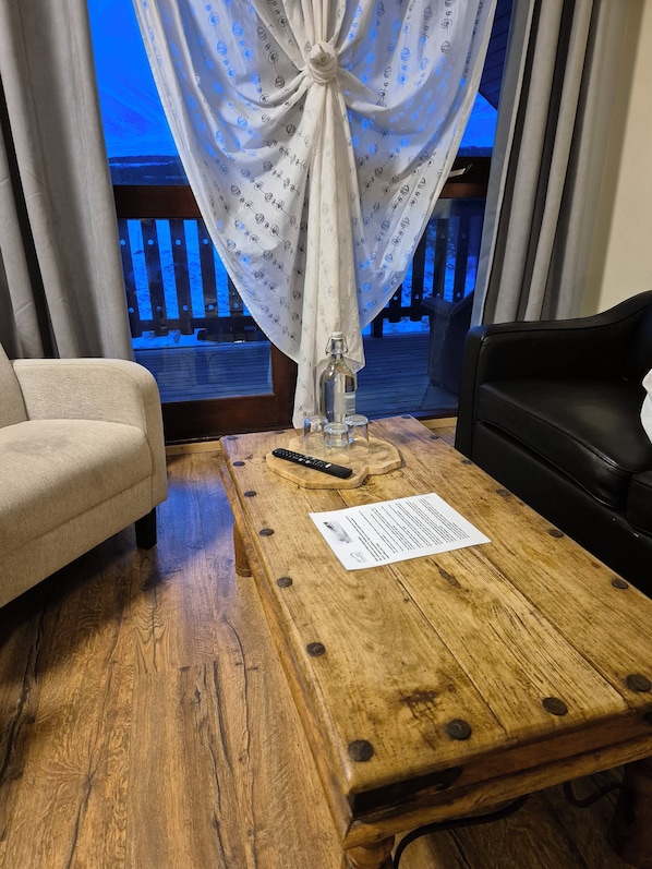 Habitació triple estàndard, bany privat | Sala d'estar | Terres tèrmics