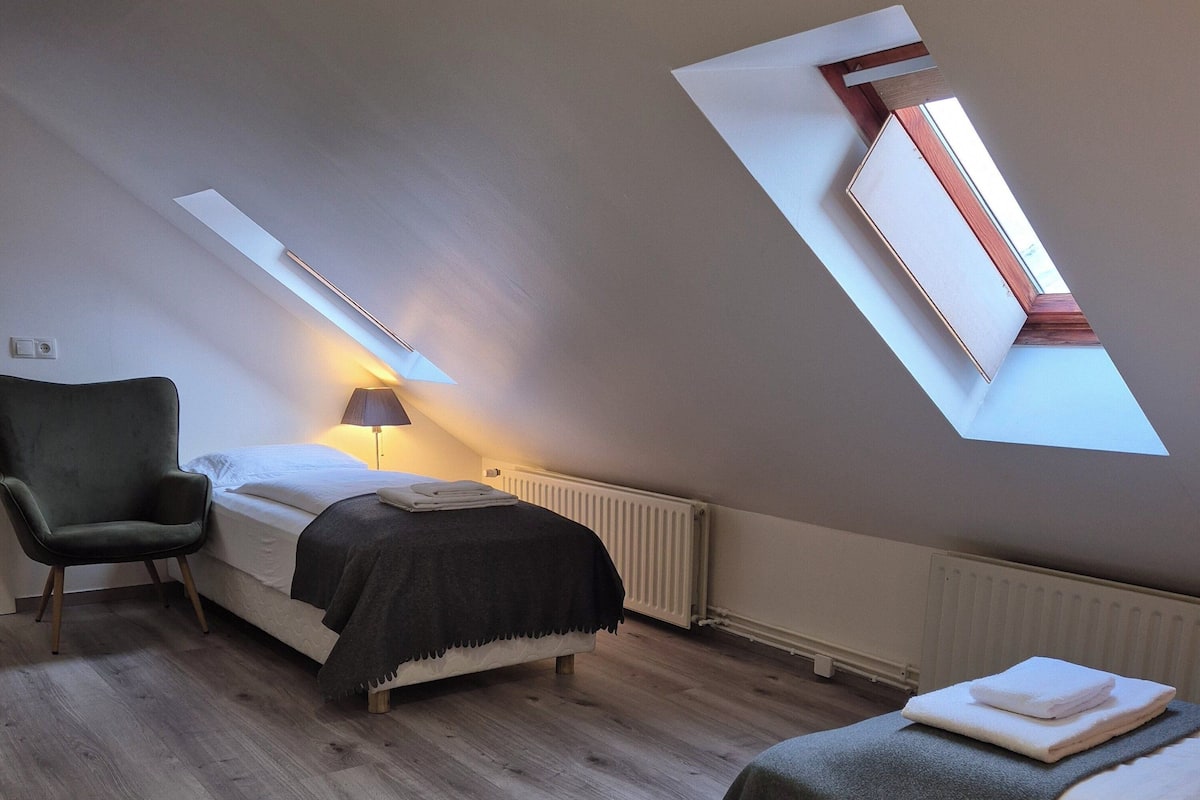 Standaard driepersoonskamer, privébadkamer | 1 slaapkamer, gratis wifi, beddengoed