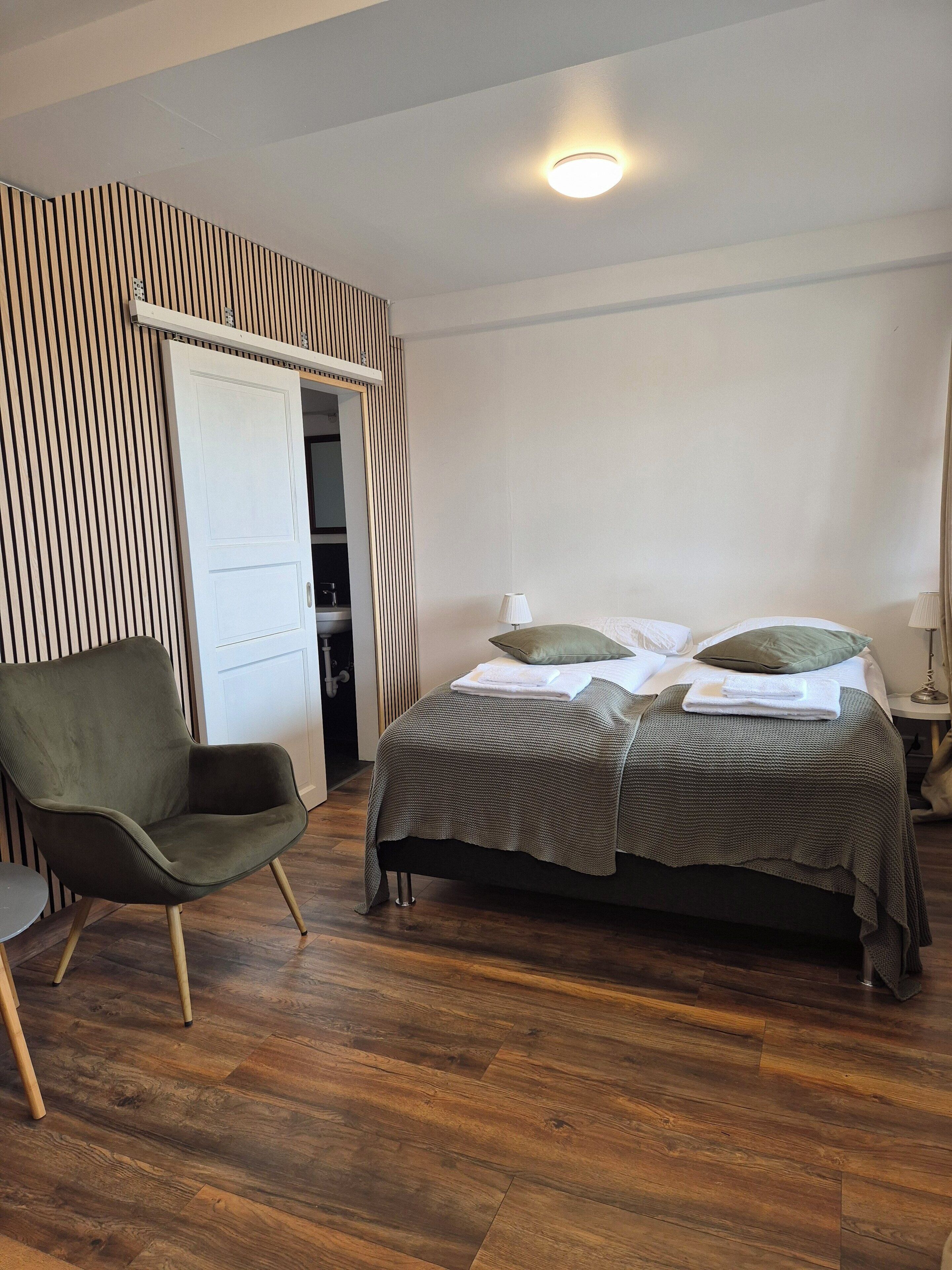 واي فاي مجانًا وملاءات أسرّة