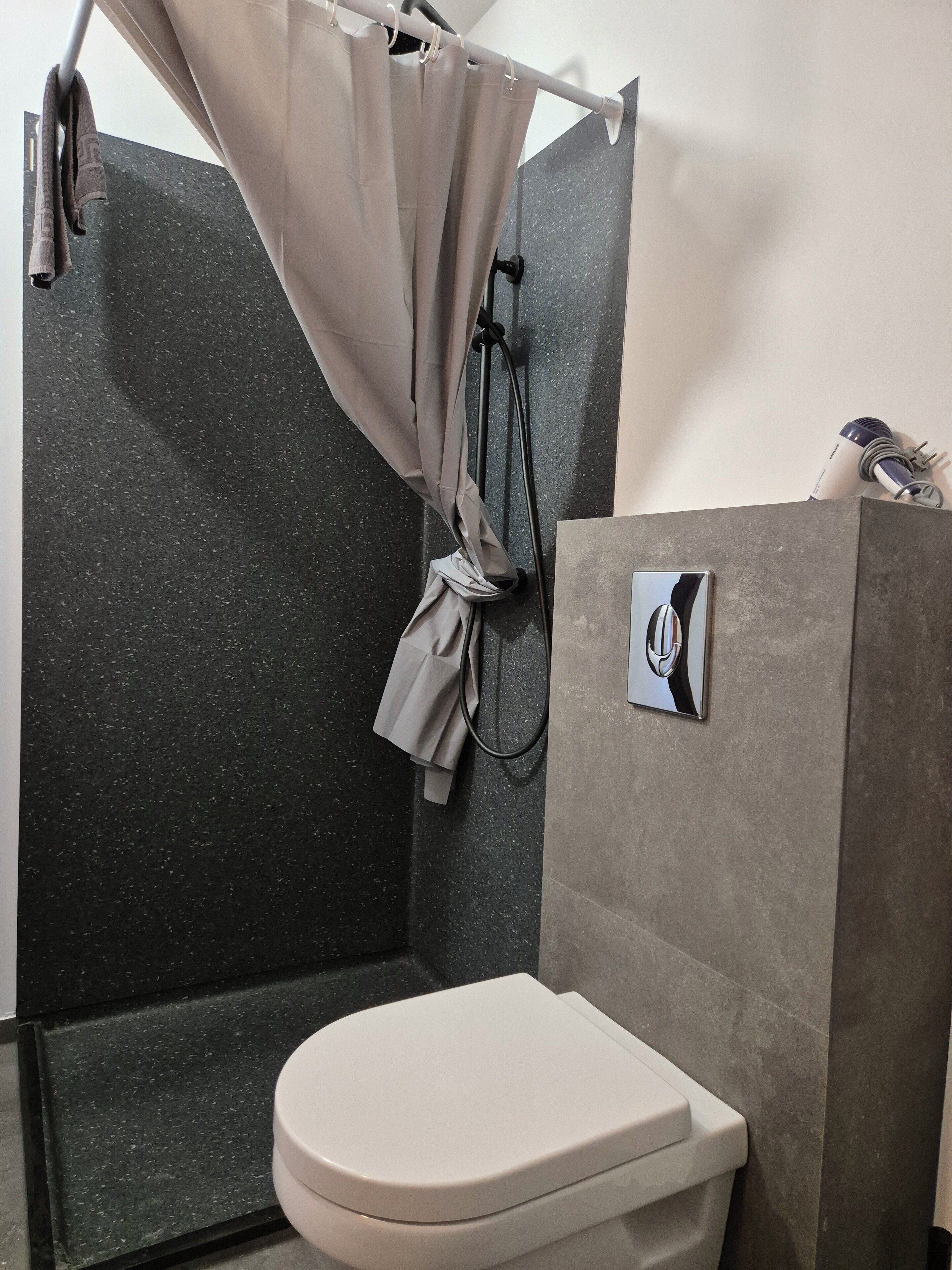 standard triple room, private bathroom | bathroom shower