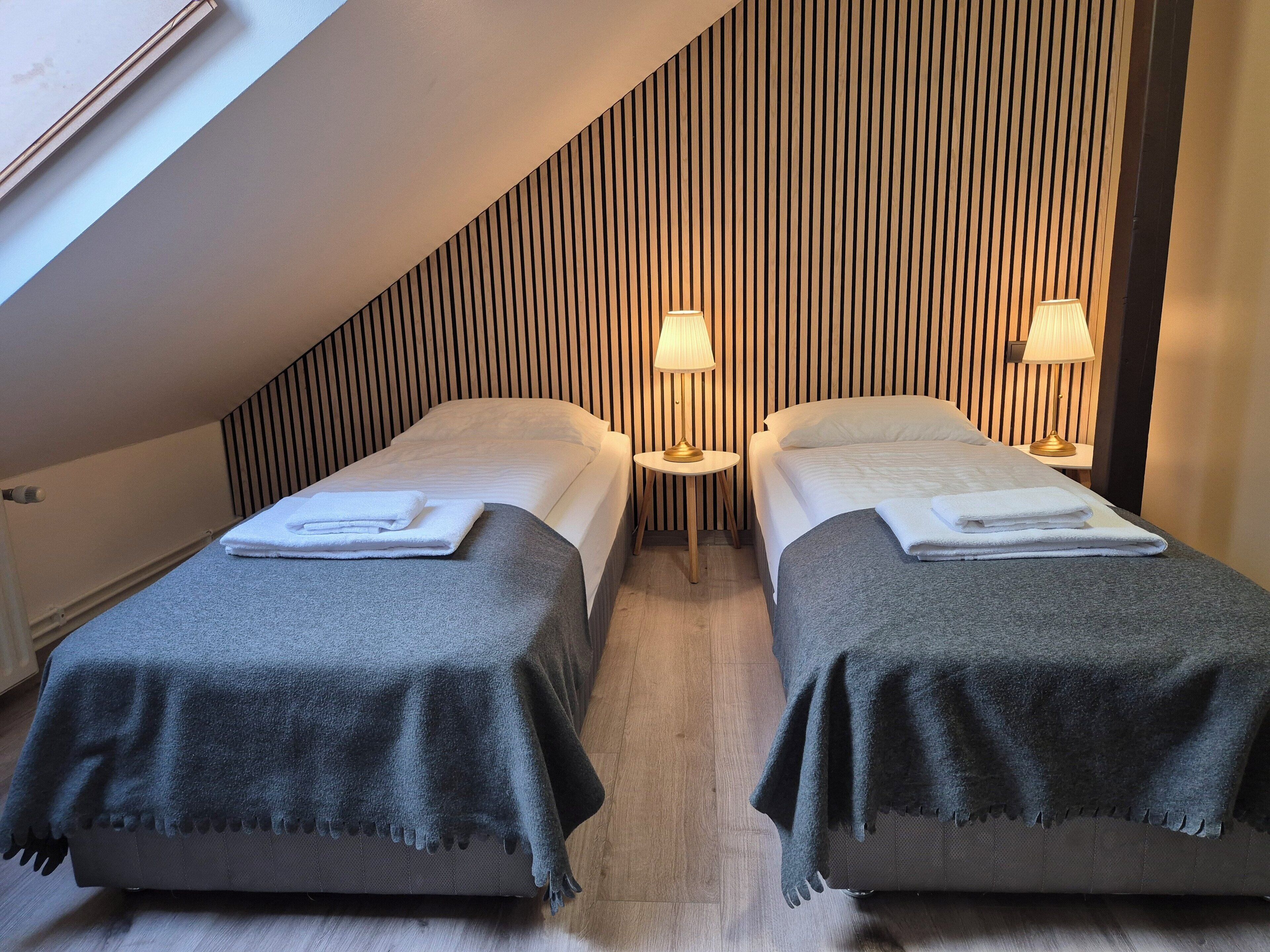 واي فاي مجانًا وملاءات أسرّة