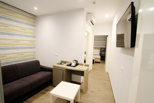 Ropa de cama de alta calidad y minibar 