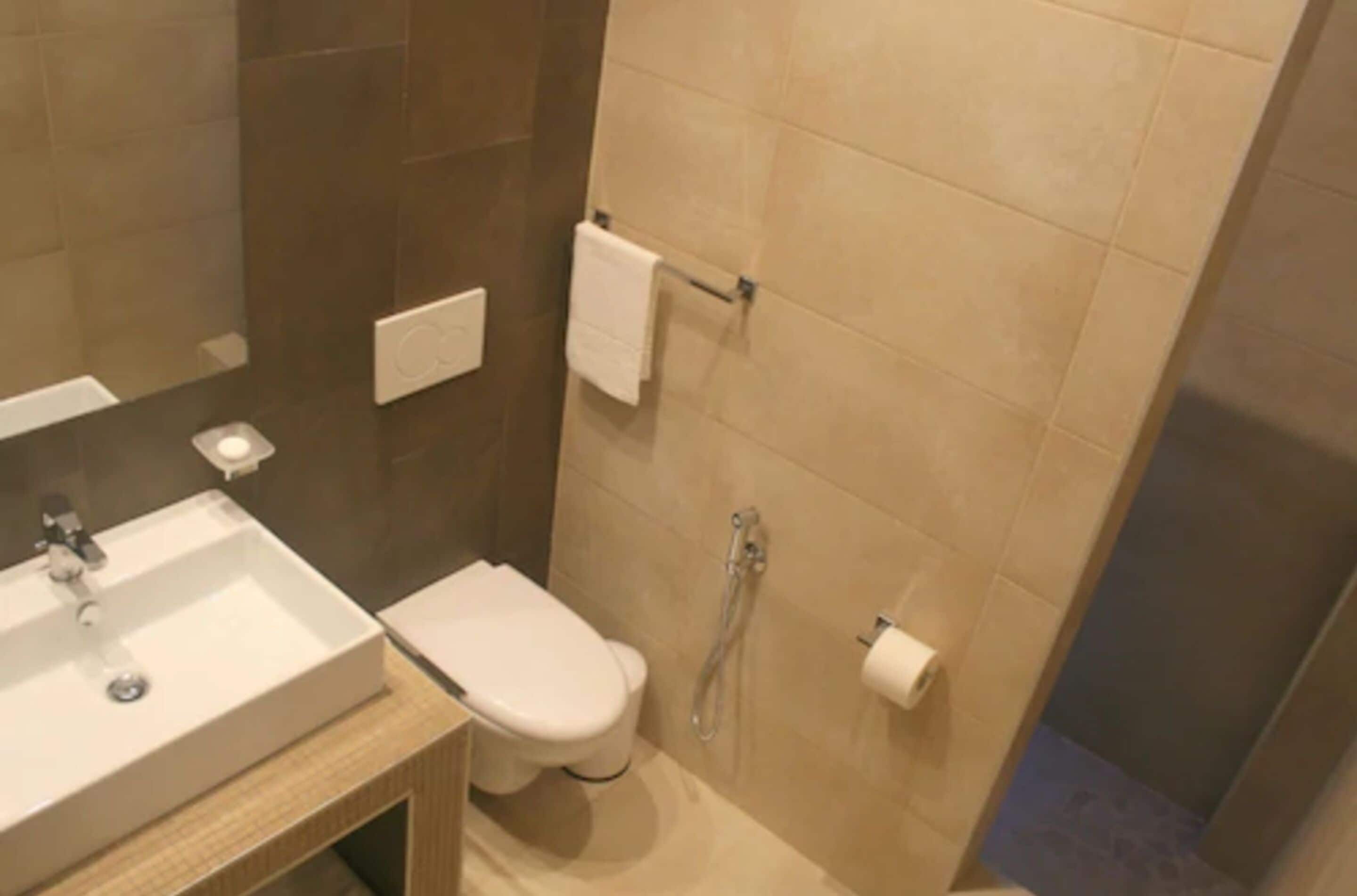 suite | bathroom | shower, free toiletries, hair dryer, towels