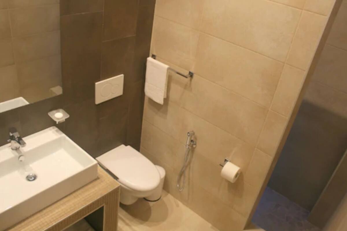 suite | bathroom | shower, free toiletries, hair dryer, towels