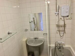 Appartement, 1 chambre | Salle de bain | Ensemble baignoire-douche, séchoir à cheveux, serviettes fournies