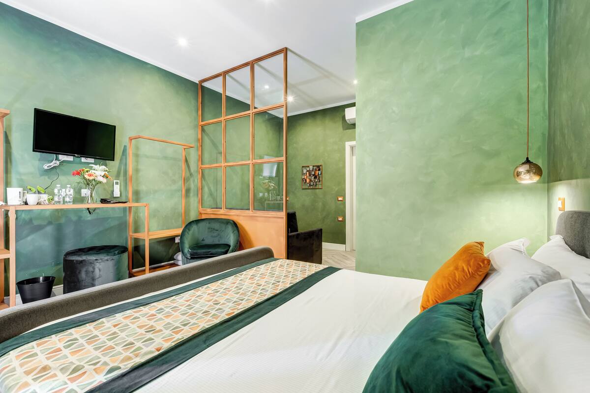 Suite | Minibar, desk, WiFi (free)