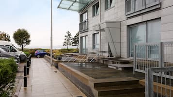 Pintu masuk properti