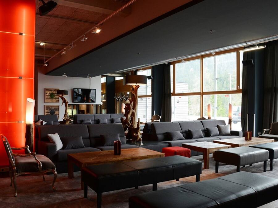 Un área de estar moderna con sofás, una mesa de centro y una chimenea.