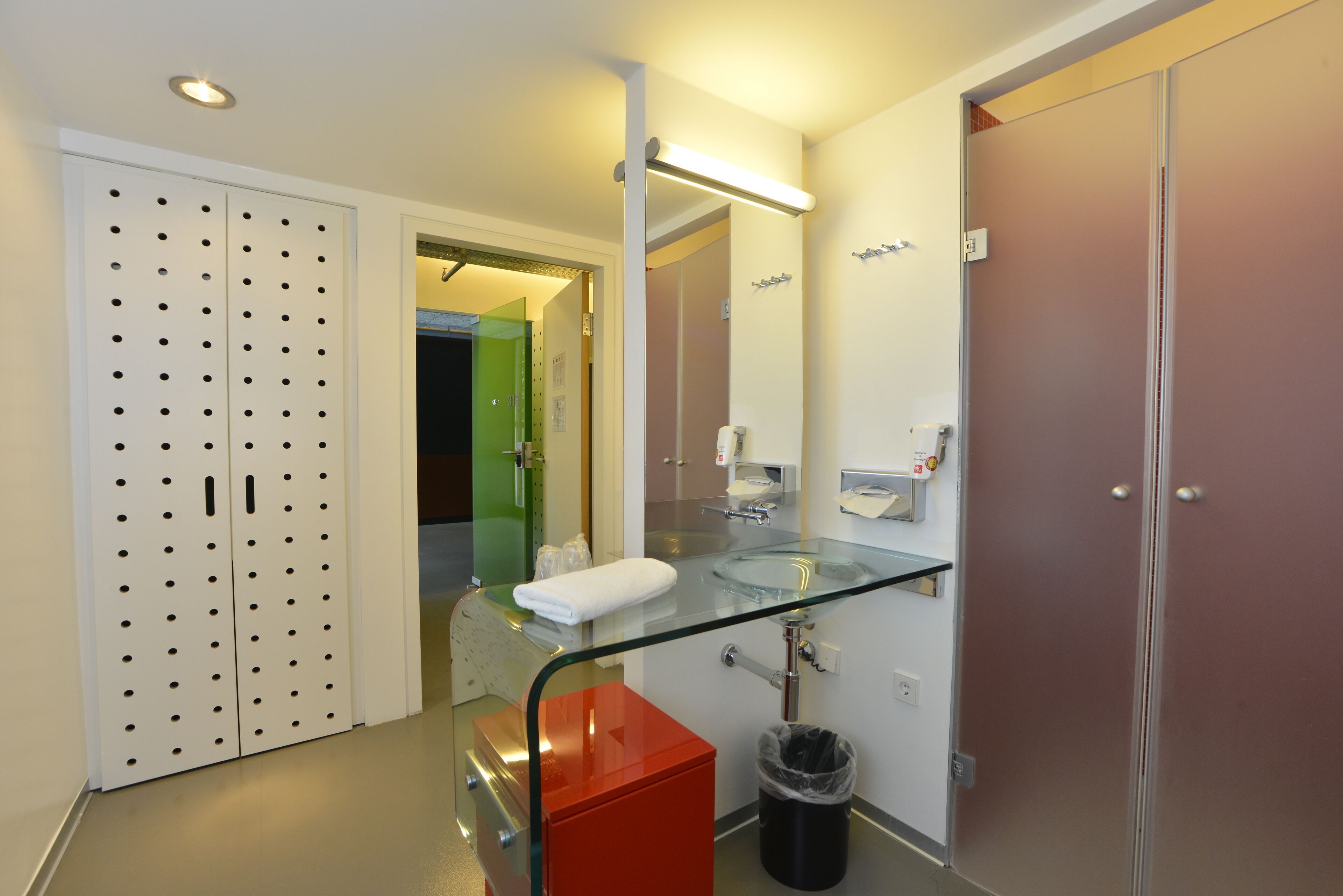 shower, free toiletries, towels, soap