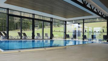 Innenpool, geöffnet von 07:00 Uhr bis 23:00 Uhr, Liegestühle