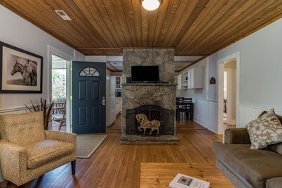 Hunter's Haven - Pet Friendly Cottage, 10 Minutes to TIEC