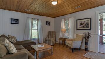 Comfort Cottage, 2 Bedrooms, Accessible, Kitchen | Living room | Flat-screen TV, Netflix