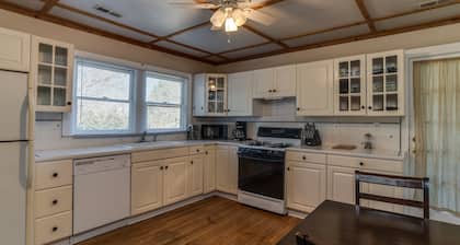 Hunter's Haven - Pet Friendly Cottage, 10 Minutes to TIEC