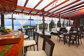 Bar (on property) - Ti Kaye Resort & Spa All Inclusive (Anse La Raye)