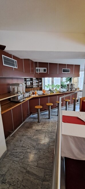 Desayuno buffet diario (EUR 10 por persona)