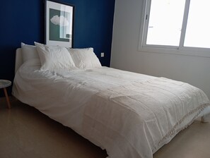2 quartos, cortinas blackout, roupa de cama