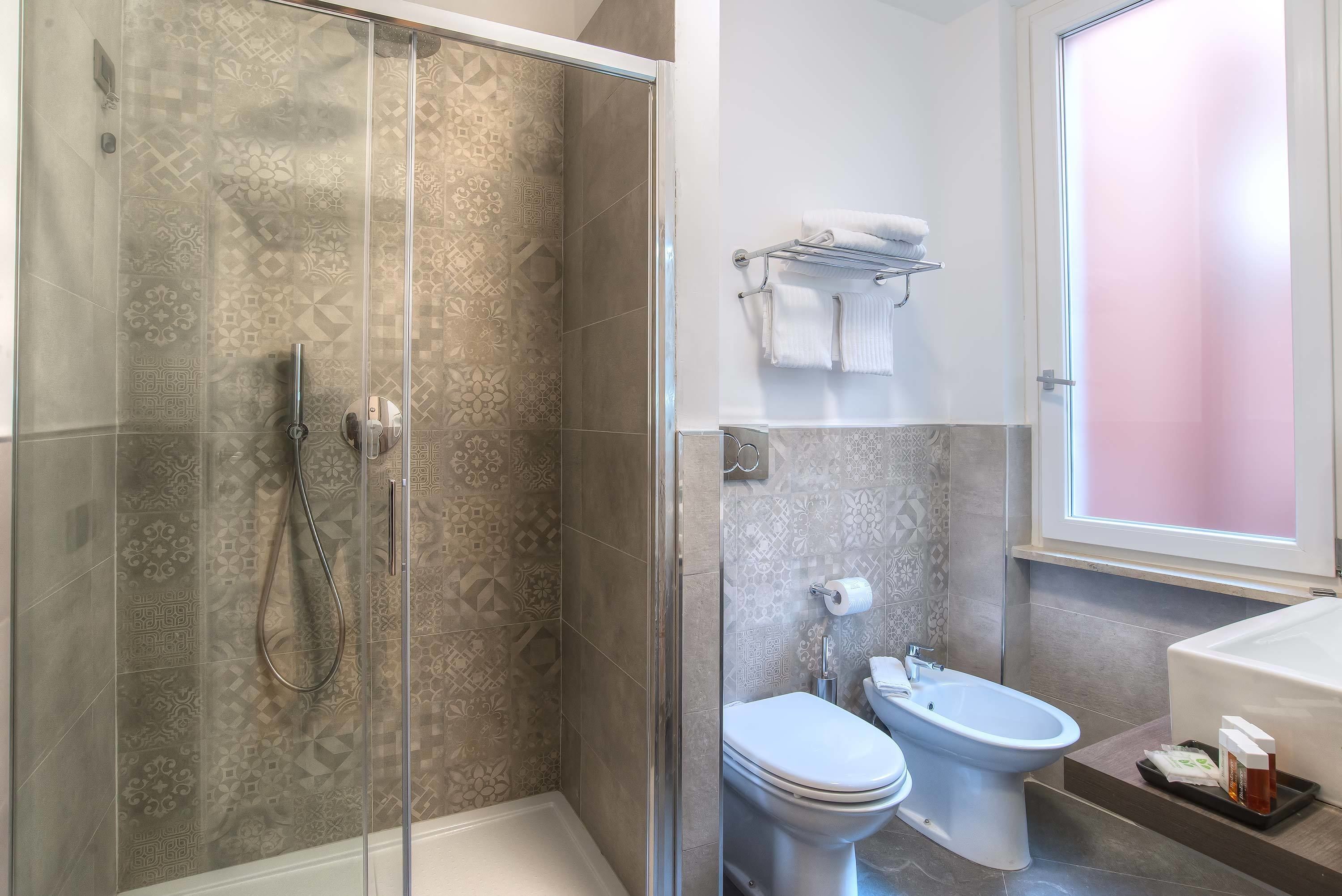 superior double room | bathroom | free toiletries, hair dryer, bidet, towels