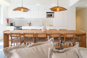 Appartement Prestige | Cuisine privée | Chaise haute, table de salle à manger