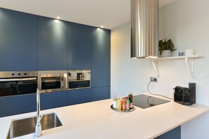 Appartement Prestige, 5 chambres (Syrah Townhouse) | Cuisine privée | Chaise haute, table de salle à manger