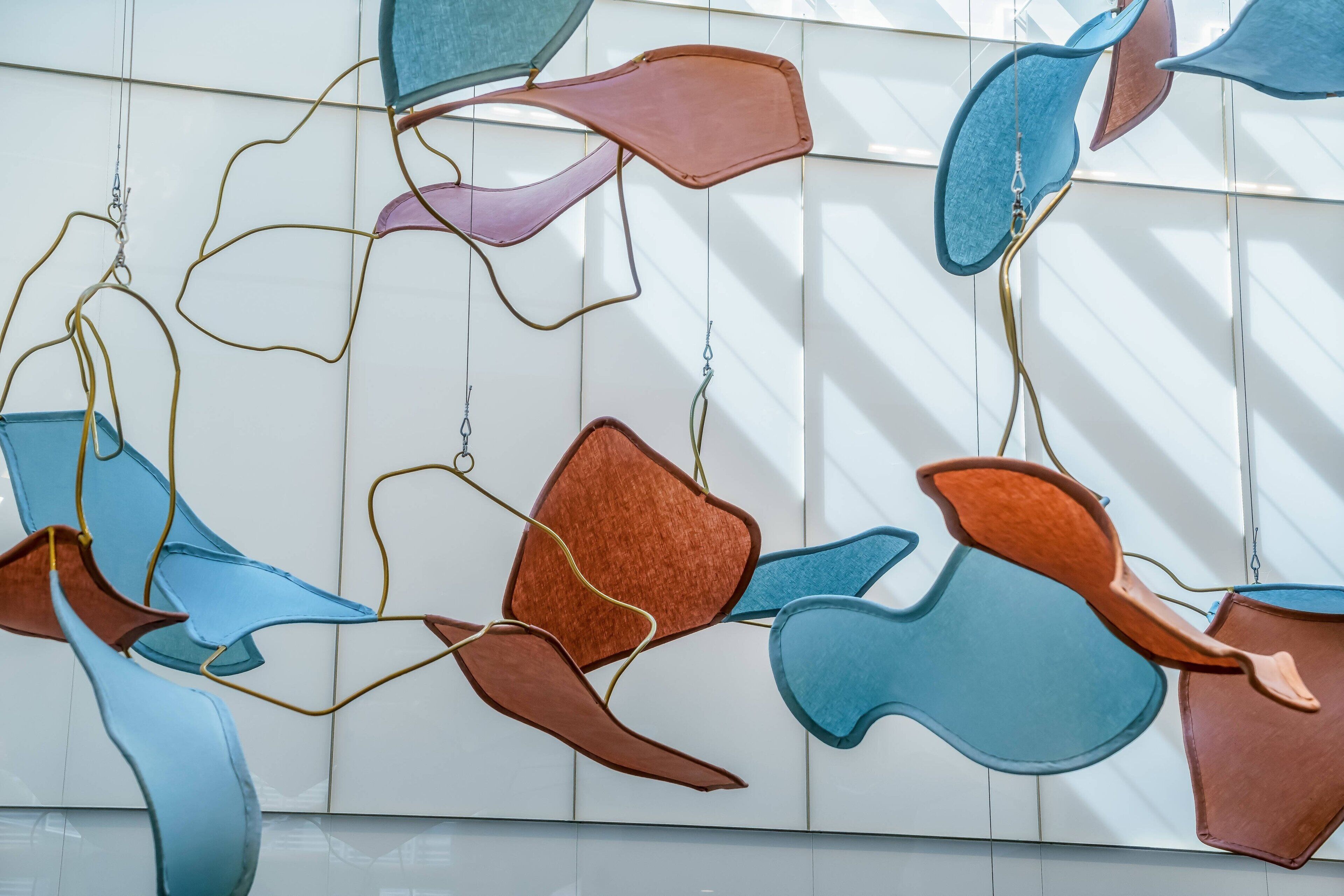 Un intérieur moderne, agrémenté d’œuvres d’art murales abstraites et caractérisé par un design épuré et minimaliste.