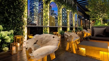 2 bars/lounges, rooftop bar