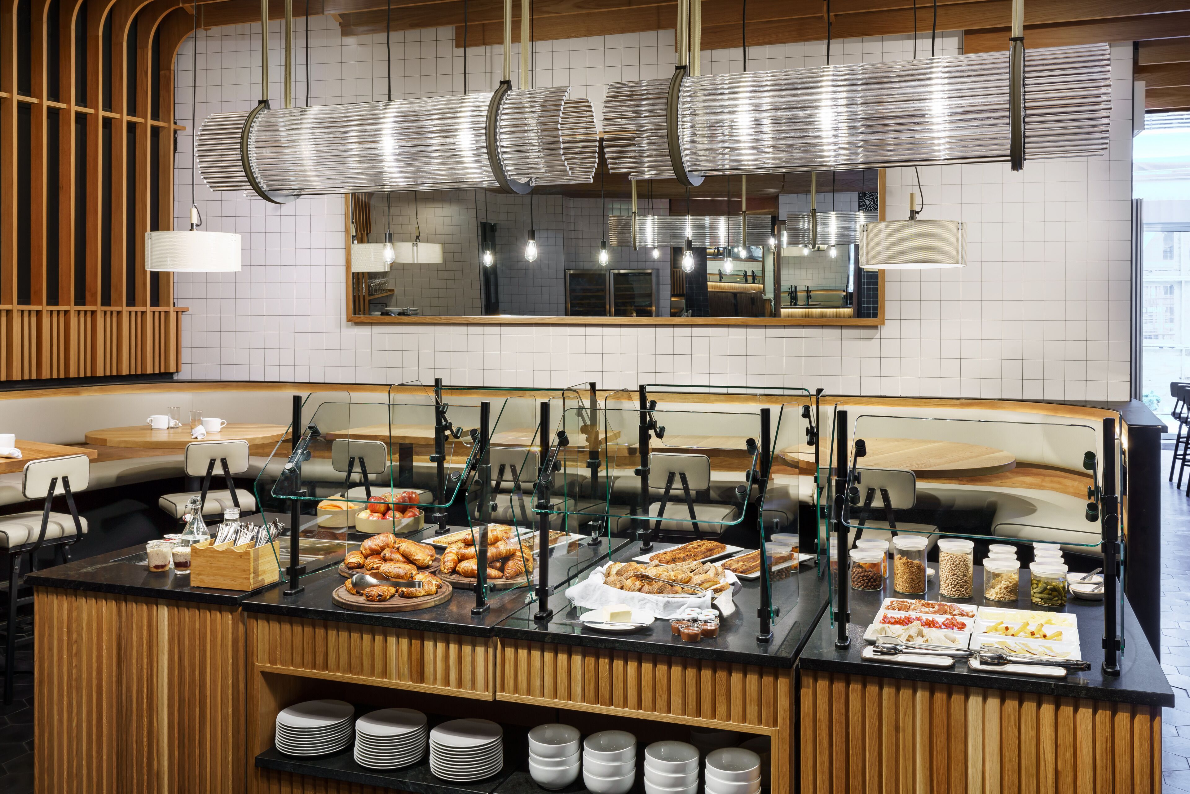 Un buffet proposant une variété de plats et d’ustensiles, un miroir et un design moderne agrémenté d’éléments en bois.