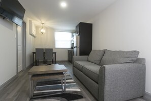 Suite familiar, 2 dormitoris, cuina | Sala d'estar | Televisor de pantalla plana 